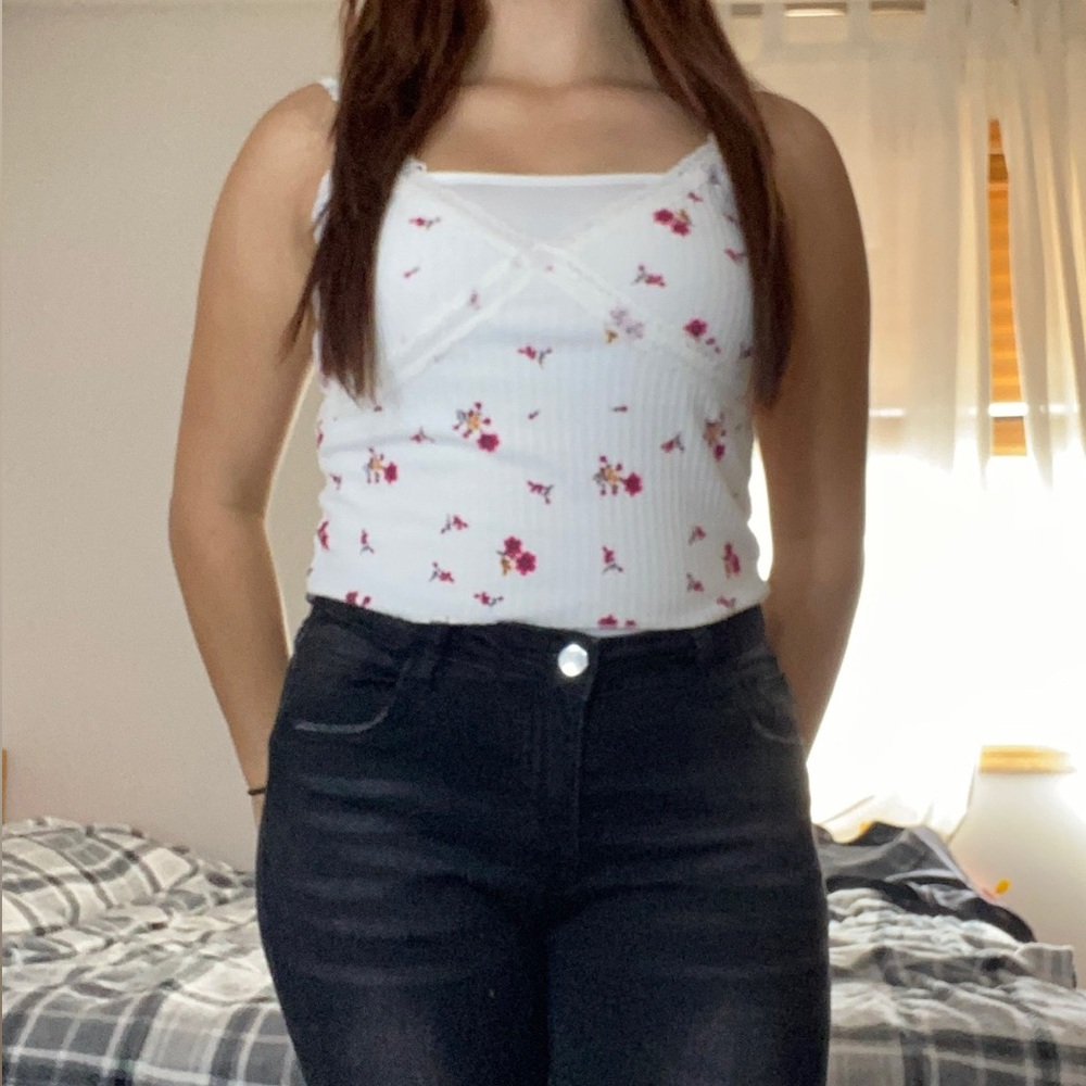 White flower pattern lace crop top